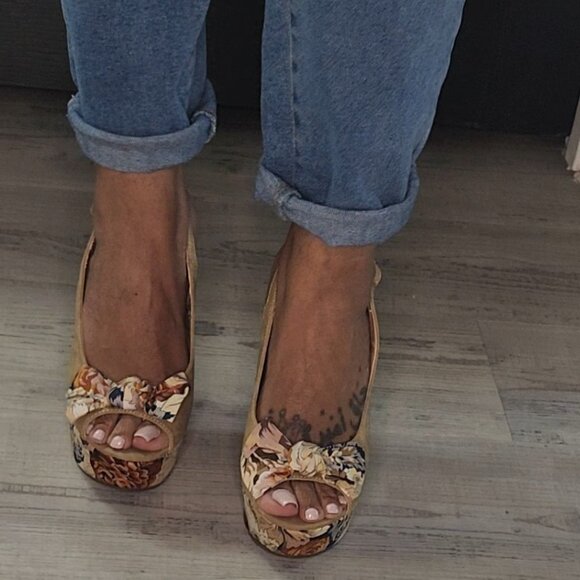 Tan Flower Wedge Open Toe Sandals Size 7.5 - Picture 2 of 11